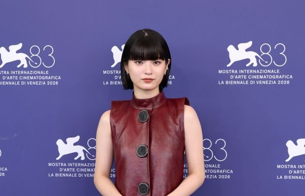Aju Makita in total look Louis Vuitton al photocall di “Look Back” per il Festival del Cinema di Venezia AJU MAKITA WEARS LOUIS VUITTON TO “LOOK BACK” PHOTOCALL DURING THE 83RD VENICE INTERNATIONAL FILM FESTIVAL