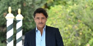 Adriano Giannini ha indossato un look Louis Vuitton per il Festival del Cinema di Venezia Adriano Giannini ha indossato un look Louis Vuitton per il Festival del Cinema di Venezia