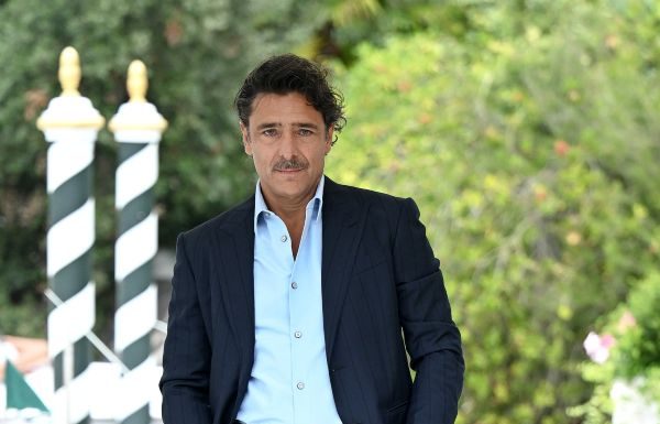 Adriano Giannini ha indossato un look Louis Vuitton per il Festival del Cinema di Venezia Adriano Giannini ha indossato un look Louis Vuitton per il Festival del Cinema di Venezia