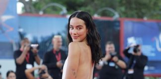 Esmeralda Pimental wears Stephane Rolland at the Venice Film Festival On the 6th of September 2026, ESMERALDA PIMENTAL was wearing a long backless trapeze dress in white wool gazar embroidered with silicone marble over organza ruching and white ostrich feathers STEPHANE ROLLAND HAUTE COUTURE – from the FW 26/27 collection – while attending the "The Echo Chamber" screening at the 83th Venice Film Festival.