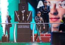 Il trionfo a Monza veste Louis Vuitton: Kimi Antonelli solleva il Trofeo custodito nel baule Monogram Kimi Antonelli vince il trofeo del FORMULA 1® PIRELLI GRAN PREMIO D'ITALIA 2026 a Monza, presentato nel suo esclusivo Louis Vuitton Trophy Trunk