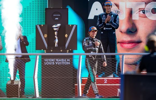 Il trionfo a Monza veste Louis Vuitton: Kimi Antonelli solleva il Trofeo custodito nel baule Monogram Kimi Antonelli vince il trofeo del FORMULA 1® PIRELLI GRAN PREMIO D'ITALIA 2026 a Monza, presentato nel suo esclusivo Louis Vuitton Trophy Trunk