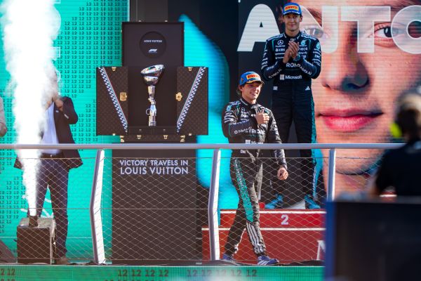 Kimi Antonelli vince il trofeo del FORMULA 1® PIRELLI GRAN PREMIO D'ITALIA 2026 a Monza, presentato nel suo esclusivo Louis Vuitton Trophy Trunk