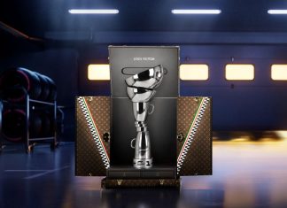 Louis Vuitton presenta il Trophy Trunk su misura per il trofeo Formula 1® Pirelli Gran Premio d’Italia 2026 di Monza Louis Vuitton presenta il Trophy Trunk su misura per il trofeo Formula 1® Pirelli Gran Premio d’Italia 2026 di Monza