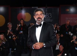 Pierfrancesco Favino ha indossato un look Louis Vuitton alla Prima di “Dio Ride” sul red carpet dell’83° Festival del Cinema di Venezia Pierfrancesco Favino ha indossato un look Louis Vuitton alla Prima di “Dio Ride” sul red carpet dell’83° Festival del Cinema di Venezia