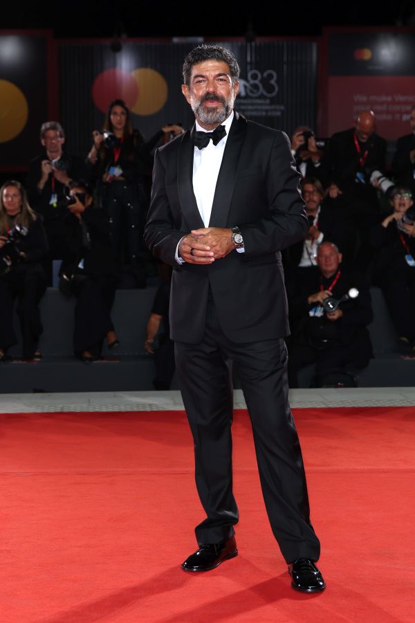 Pierfrancesco Favino ha indossato un look Louis Vuitton alla Prima di “Dio Ride” sul red carpet dell’83° Festival del Cinema di Venezia
